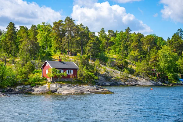 Small Red Rural Cabin Scandinavian Coastline Sweden — Stock Photo, Image