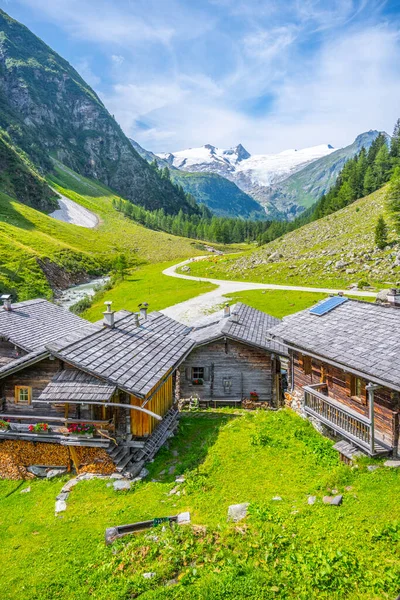 Idyllic Alpine Valley Cozy Wooden Rural Houses Country Road High — Stock Photo, Image