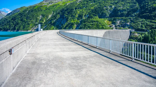 Enorme Barragem Concreto Apline Dia Ensolarado Verão Zillergrundl Speicher Zillertal — Fotografia de Stock