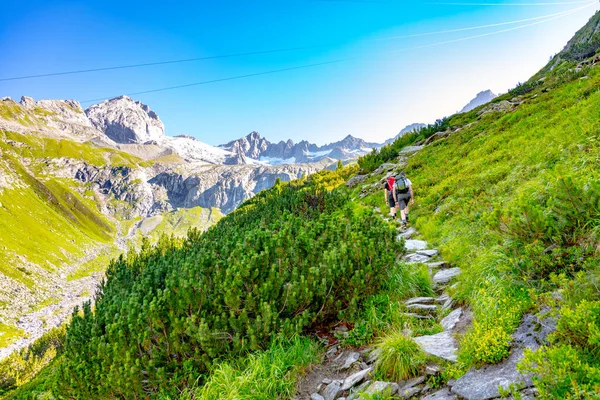 Two Hikers Ascending High Mountains Sunny Summer Day Zillertal Alps — Stock fotografie