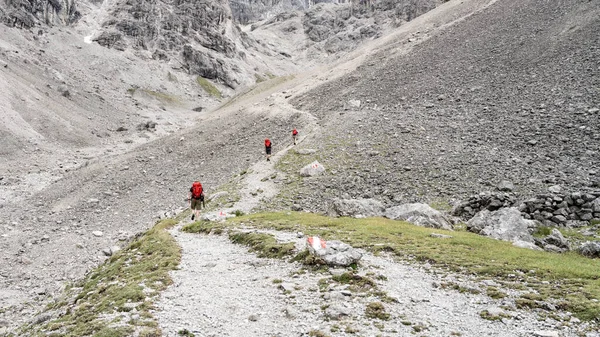 Group Three Men Ascending Tourist Rocky Route Mountains — Stok fotoğraf
