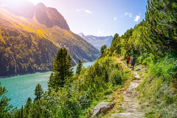 Alpinbanan Och Två Vandrare Vid Livlig Blå Fjällsjö Sommaren Alperna — Stockfoto