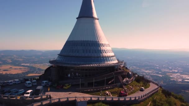 Liberec República Checa Junio 2021 Hotel Montaña Transmisor Pedestal Aéreo — Vídeos de Stock