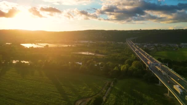Der Abendliche Straßenverkehr Wird Von Sonnenuntergang Erleuchtet Lahovice Brücke Bei — Stockvideo
