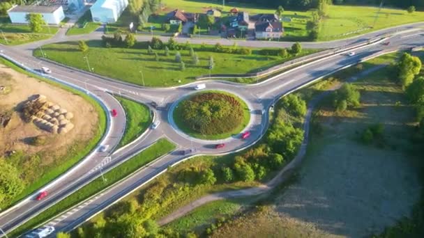 Vormittagsverkehr Kreisverkehr Beschleunigtes Luftbild Von Drohnenflügen — Stockvideo