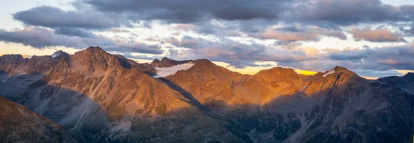 日の出に照らされた高山の山の峰 オートルズグループ イタリアアルプス イタリア — ストック写真