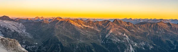 日の出に照らされた高山の山の峰 オートルズグループ イタリアアルプス イタリア — ストック写真