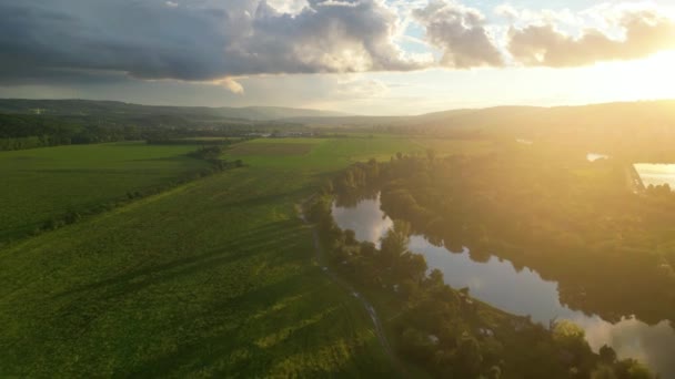 在河上夜间飞行 被落日的耀斑照亮了捷克共和国布拉格附近的Berounka河 Aerial Footage Drone Flight — 图库视频影像