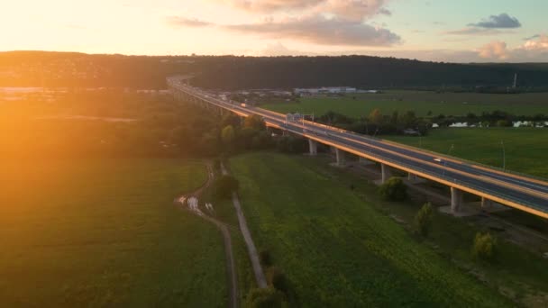 Der Abendliche Straßenverkehr Wird Von Sonnenuntergang Erleuchtet Lahovice Brücke Bei — Stockvideo