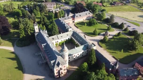 Sychrov 捷克共和国的新哥特式城堡 Aerial Footage Drone — 图库视频影像