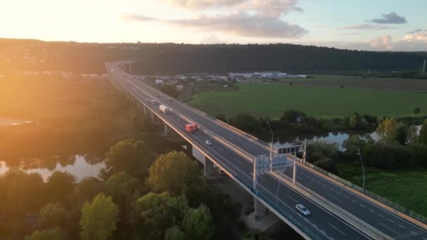 夕日のフレアによって照らされた夜の高速道路交通 ラホヴィツェ橋 ラホヴィツェ橋 チェコ共和国プラハのラトティン近郊 ドローン飛行からの空中4K映像 — ストック動画