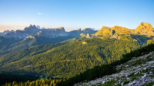 Dolomites Panoramic View Morning Sunrise Time Croda Lago Ridge Gusela — Stockfoto