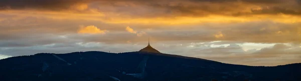 Silhueta Montanha Jested Com Paisagem Nublada Dramática Pôr Sol Liberec — Fotografia de Stock