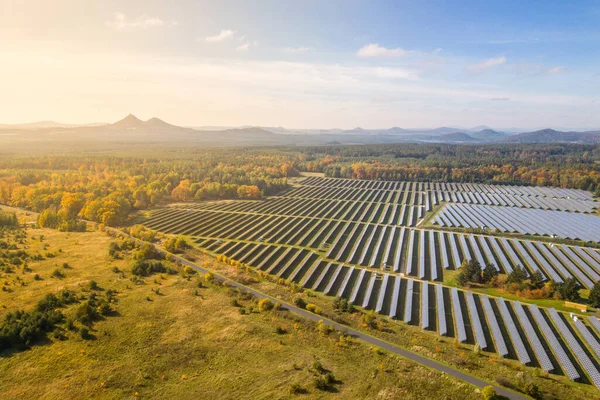 Stort Solkraftverk Eller Solkraftverk Naturlandskap Takk Flysikt Fra Drone – stockfoto