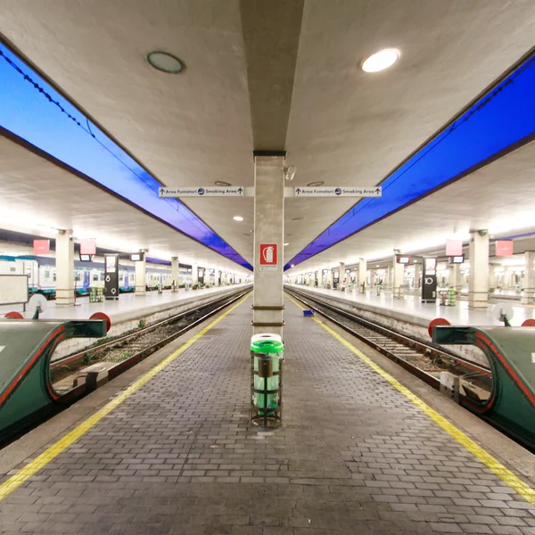 Röportaj: Demiryolları'nın İtalyan tren ve istasyonları. Floransa Santa maria novella.