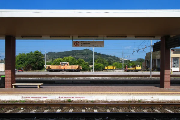 Reportaż: koleje w włoskiej stacji kolejowej i stacji. Orte stacji (w pobliżu Rzymu) — Zdjęcie stockowe