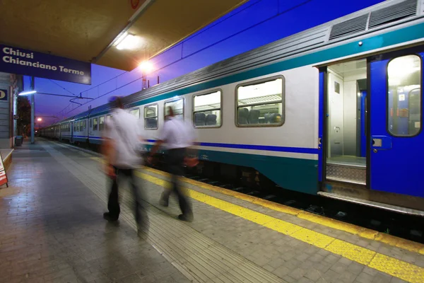 Reportaje: trenes y estaciones italianas de ferrocarril. Estación de Chiusi y Chianciano cerca de Florencia — Foto de Stock