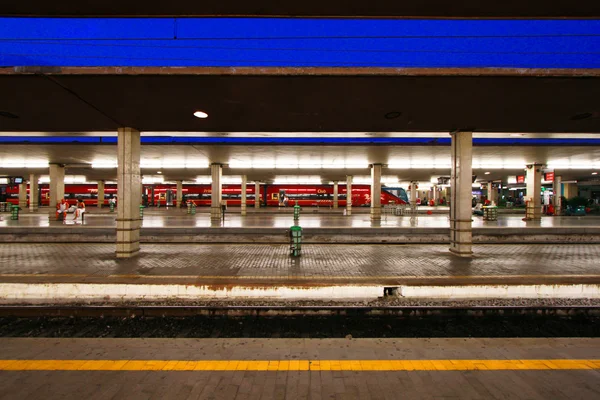 Reportáž: italských vlakových si železnice a nádraží. Santa maria novella ve Florencii. — Stock fotografie