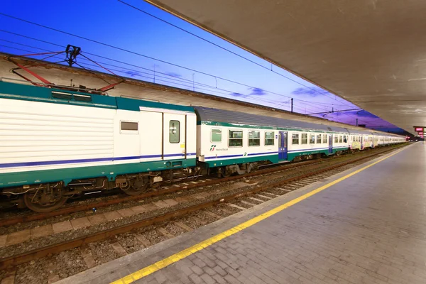 Reportaje: trenes y estaciones italianas de ferrocarril. Santa Maria Novella en Florencia . —  Fotos de Stock