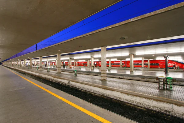 Репортаж: Італійська поїзд і станцій залізниці. Санта-Марія-Новелла у Флоренції. — стокове фото