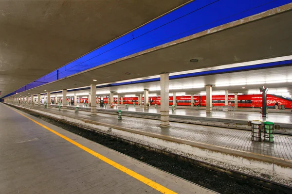 Röportaj: Demiryolları'nın İtalyan tren ve istasyonları. Floransa Santa maria novella.