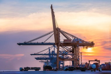 Lojistik ithalat ve ihracat geçmişi için tersanenin tersanesindeki vinç yükleme konteynırları ile çalışan vinç yük gemisi..