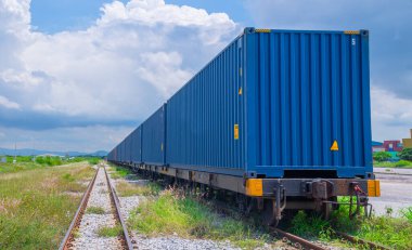Tren istasyonunda konteynır kargo kutuları olan tren lojistik dağıtım malları endüstriyel iş konseptidir..