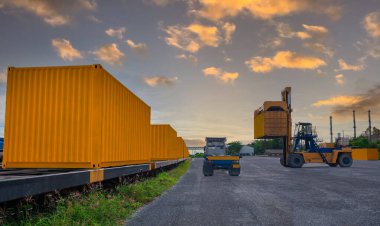 Forklift kamyonu bir tren istasyonunda kargo konteynırlarını kaldırıyor, dağıtım terminali mallarının yüklenmesini bekleyen demiryolu ithalat ve ihracat lojistik taşımacılık konsepti..