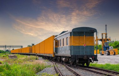 Tren istasyonunda konteynır kargo kutuları olan tren lojistik dağıtım malları endüstriyel iş konseptidir..
