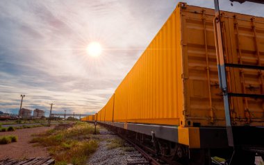 Tren istasyonunda konteynır kargo kutuları olan tren lojistik dağıtım malları endüstriyel iş konseptidir..