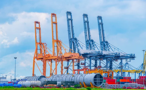 Containerkranfraktfartyg Med Fungerande Kranlastningsbryggor Varvet Vid Varvet För Logistisk Import — Stockfoto