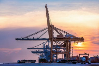  Konteynırlar kargo işi ticari lojistik ve taşımacılık uluslararası ithalat konteynır kargo gemisiyle açık limandaki 