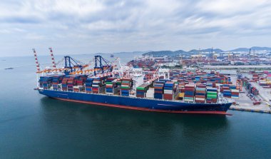  Konteynırlar kargo işi ticari lojistik ve taşımacılık uluslararası ithalat konteynır kargo gemisiyle açık limandaki 