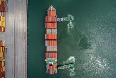  Konteynırlar kargo işi ticari lojistik ve taşımacılık uluslararası ithalat konteynır kargo gemisiyle açık limandaki 