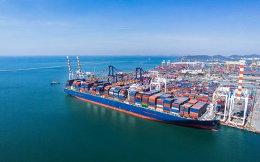 Konteynırlar kargo işi ticari lojistik ve taşımacılık uluslararası ithalat konteynır kargo gemisiyle açık limandaki 