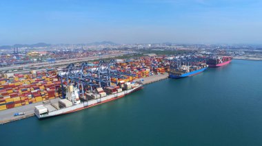 Konteynırlar kargo işi ticari lojistik ve taşımacılık uluslararası ithalat konteynır kargo gemisiyle açık limandaki 