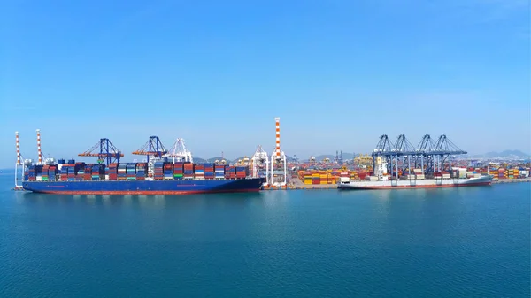 컨테이너 상업적 물류와 수단은 항구에 컨테이너 선박에 — 스톡 사진