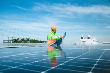Üniforma giyen mühendis ve kask denetleme ve kontrol güneş pili paneli, güneş pili endüstriyel, alternatif çevre güç konsepti için ekoloji enerjisi güneş enerjisi kurulumu. 