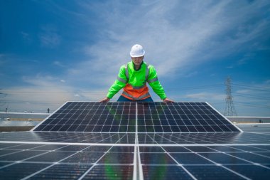 Üniforma giyen mühendis ve kask denetleme ve kontrol güneş pili paneli, güneş pili endüstriyel, alternatif çevre güç konsepti için ekoloji enerjisi güneş enerjisi kurulumu. 