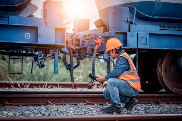 Ingenieur Eisenbahn Unter Kontrolle Bauprozess Ölfrachtzug Und Überprüfung Der Eisenbahnarbeiten — Stockfoto