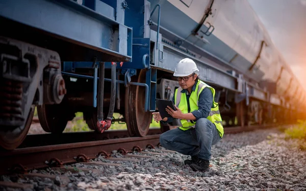 Ingenieur Eisenbahn Unter Kontrolle Bauprozess Ölfrachtzug Und Überprüfung Der Eisenbahnarbeiten — Stockfoto