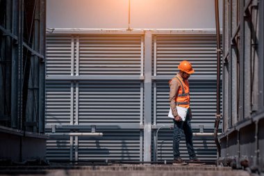 Endüstri mühendisi soğutma kulesi klimasını kontrol altında tutuyor. Hava sistemini kontrol etmek için büyük endüstriyel binanın su soğutma kulesi soğutma soğutma soğutma soğutma soğutma soğutma soğutucusu..