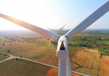 Hava manzaralı rüzgar türbini, açık havada elektrik üretmek için dönüşümlü olarak çiftçilik yapacak. Yeşil ekolojik enerji üretimi rüzgar çiftliği eko alanı sürdürülebilir enerji kavramı.