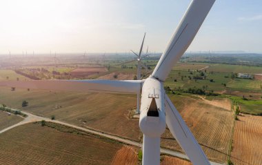Hava manzaralı rüzgar türbini, açık havada elektrik üretmek için dönüşümlü olarak çiftçilik yapacak. Yeşil ekolojik enerji üretimi rüzgar çiftliği eko alanı sürdürülebilir enerji kavramı.