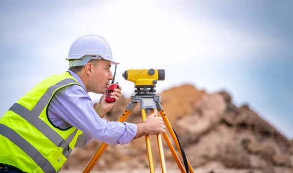 Surveyor Engineers Wearing Safety Uniform Helmet Radio Communication Equipment Theodolite — Fotografia de Stock