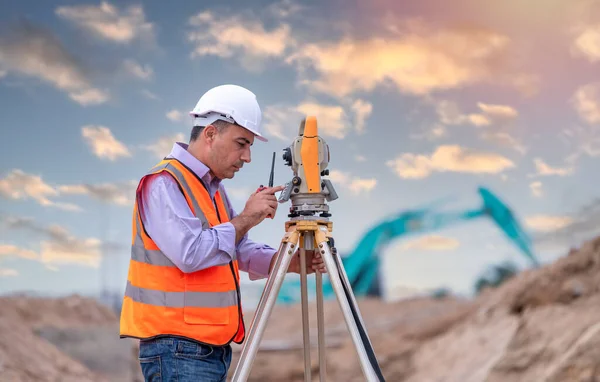 Surveyor Engineers Wearing Safety Uniform Helmet Radio Communication Equipment Theodolite 스톡 사진