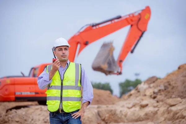 Surveyor Engineers Wearing Safety Uniform Helmet Radio Communication Equipment Theodolite Fotos De Stock Sin Royalties Gratis