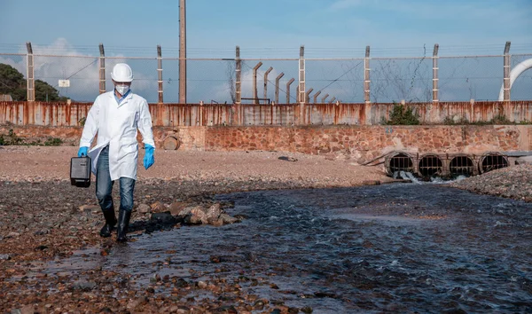 Wissenschaftler Tragen Schutzuniform Und Handschuh Unter Arbeitswasseranalyse Und Wasserqualität Indem — Stockfoto