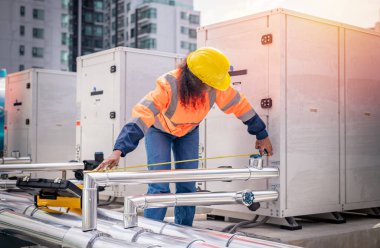 Endüstri mühendisi soğutma kulesi klimasını kontrol altında tutuyor. Hava sistemini kontrol etmek için büyük endüstriyel binanın su soğutma kulesi soğutma soğutma soğutma soğutma soğutma soğutma soğutucusu..