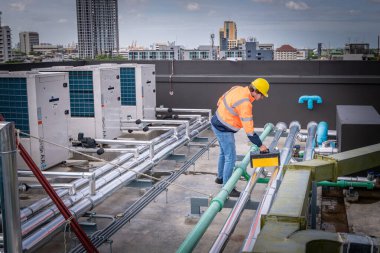 Endüstri mühendisi soğutma kulesi klimasını kontrol altında tutuyor. Hava sistemini kontrol etmek için büyük endüstriyel binanın su soğutma kulesi soğutma soğutma soğutma soğutma soğutma soğutma soğutucusu..